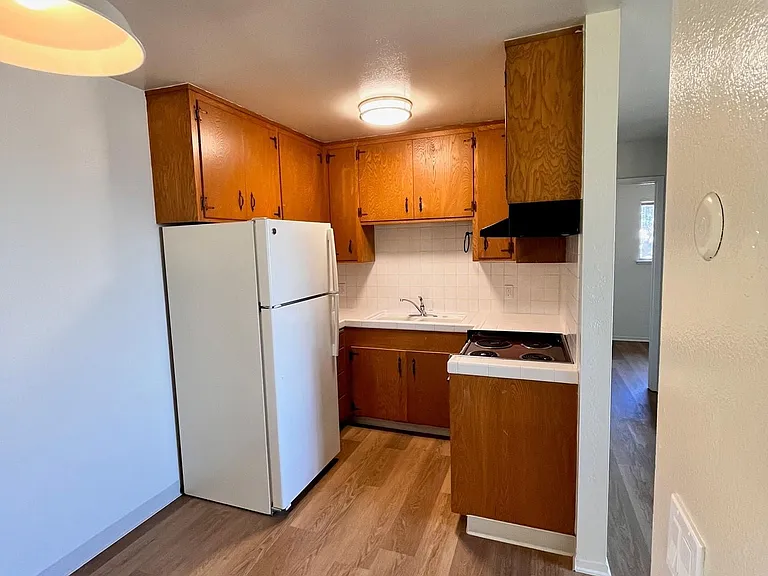 557 Spencer St #D — Photo 7
