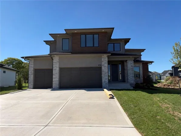 18612 Ironwood St, Overland Park, KS 66085