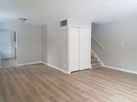 3rd image of 23984 Banbury Cir