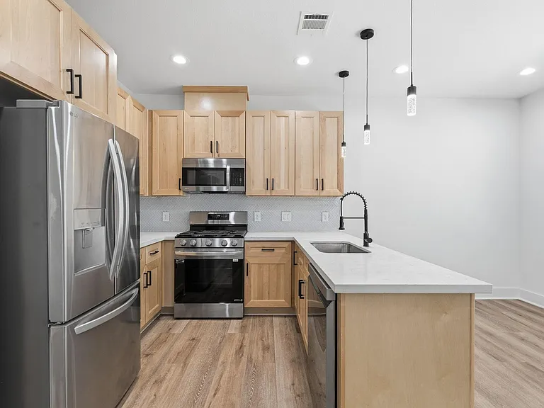 8805 Parkway Dr — Photo 7