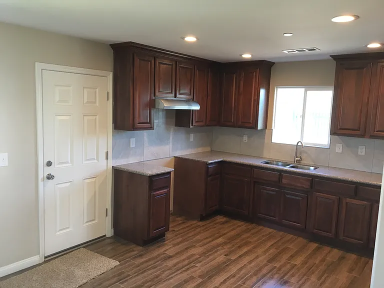 1005 S Baker St — Photo 9
