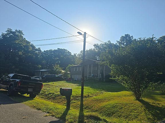 2nd image of 3217 Betty Pl