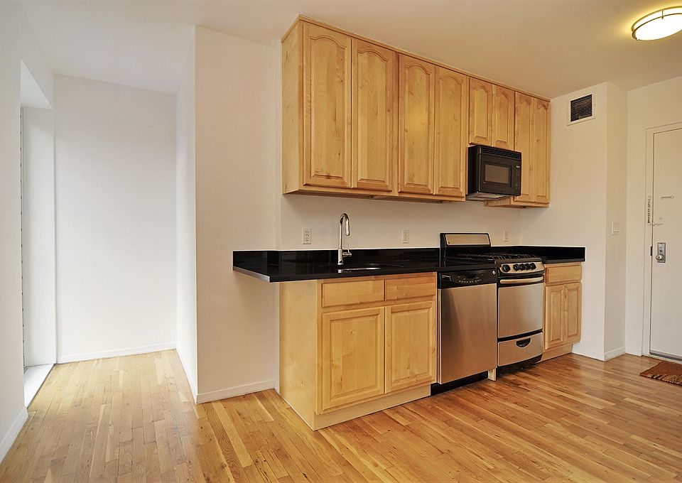 2nd image of 145 Sackett St APT 4B