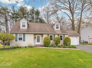 51 Beacon Rd, Glenmont, NY 12077