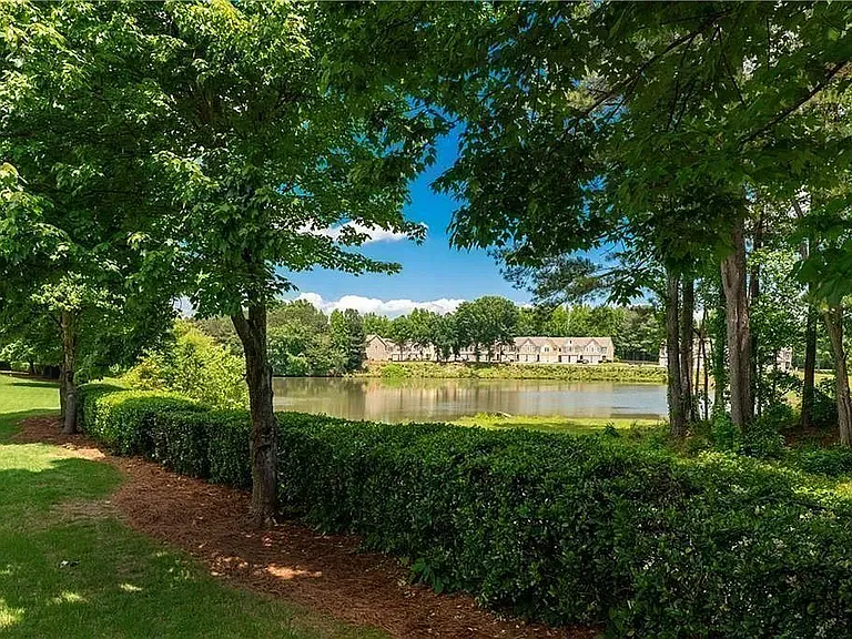 1964 Lakeshore Overlook Cir NW — Photo 2
