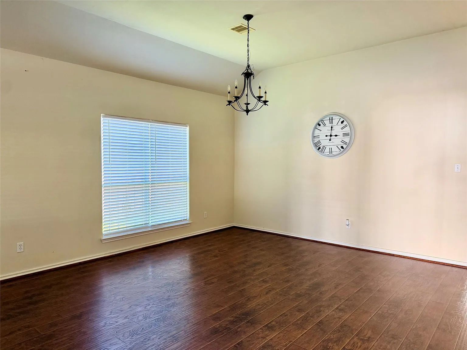 3 bed, 2.0 bath, 1836 sqft, $1,900 — Photo 2