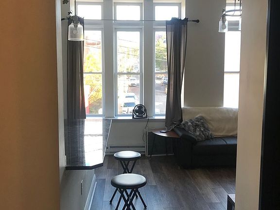 3rd image of 4055 Butler St #201