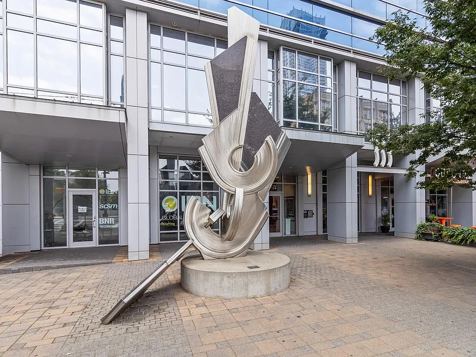 333 W Trade St #1401