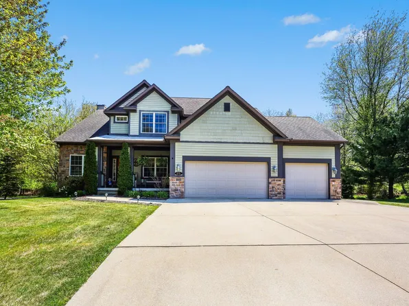 275 Boulder Dr, Norton Shores, MI 49444