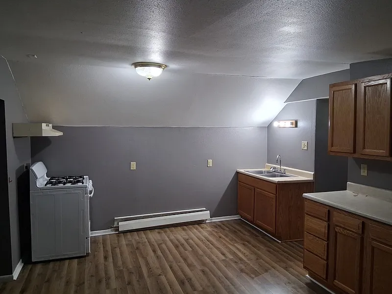 5 bed, 1.0 bath, $1,300 — Photo 3