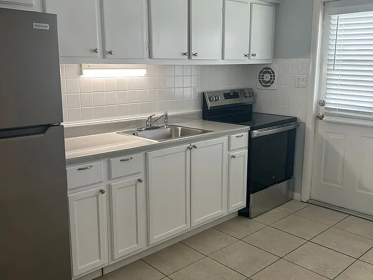 Manatee Bay Apartments — Photo 15