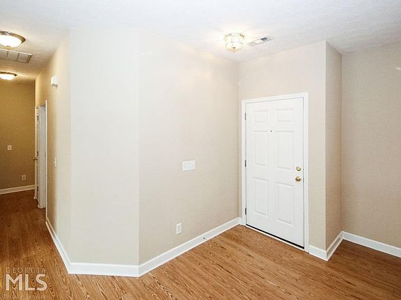 3rd image of 941 W Oaks Dr