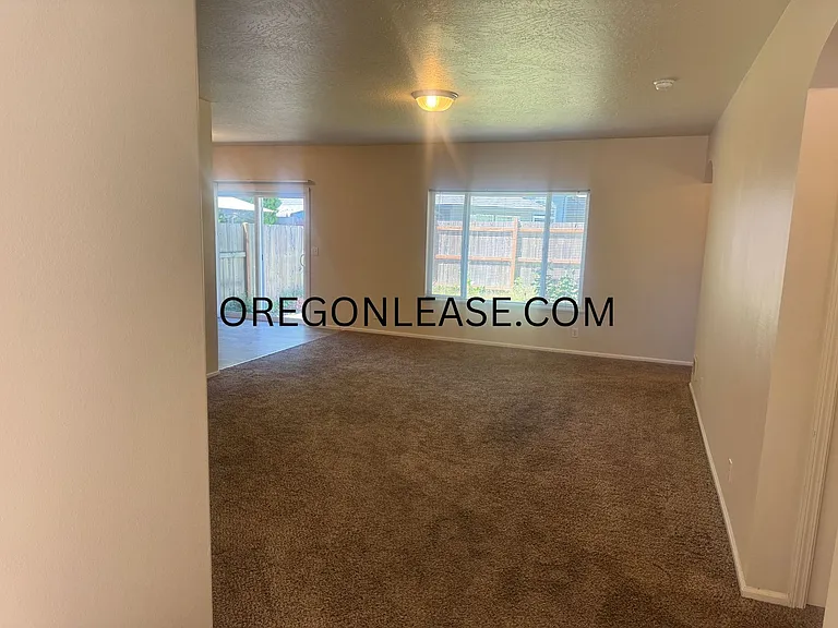 3 bedroom North Eugene duplex home with full sized garage — Photo 2