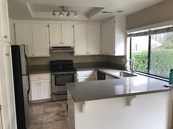 Gorgeous new quartz counter in kitchen