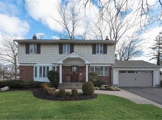 33 Lesley Dr, Syosset, NY 11791
