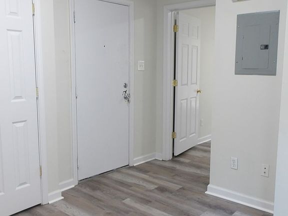 4th image of 633 W Ormsby Ave #3