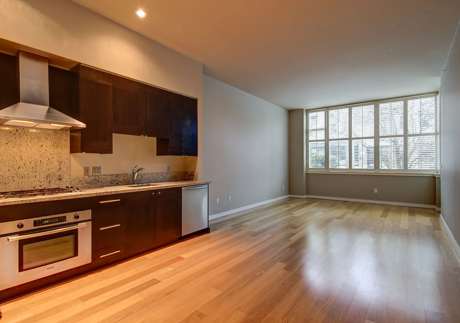 Sparkling clean 1-bed / 1-bath condo on South WaterfrontParking included — Photo 2