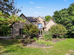 90 Creekwood Dr, Lake Orion, MI 48362