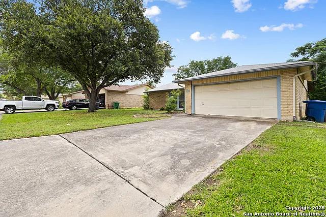 3 bed, 2.0 bath, 1426 sqft, $1,650 — Photo 3
