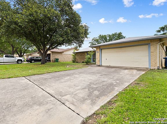 3rd image of 6726 Country Field Dr