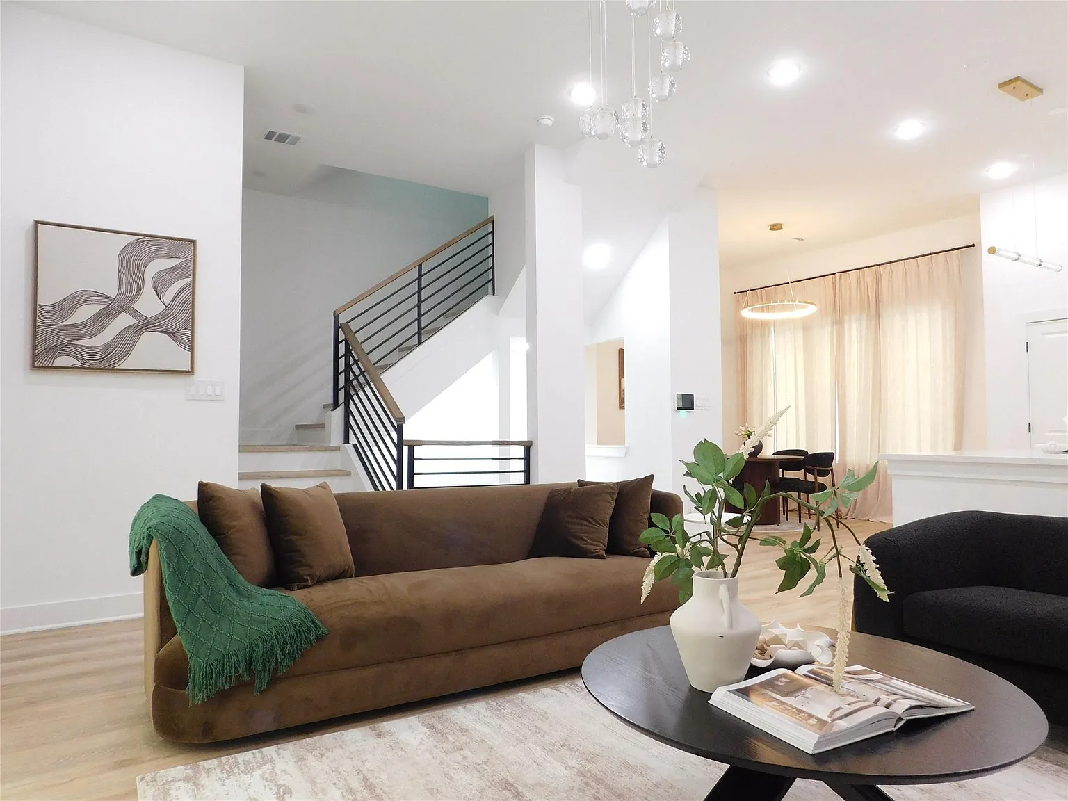 3 bed, 3.5 bath, 2579 sqft, $3,300 — Photo 3
