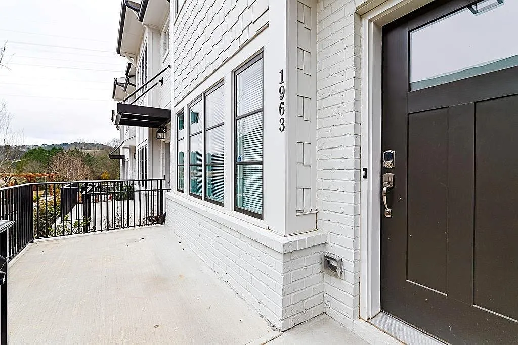 3 bed, 2.5 bath, 1156 sqft, $2,950 — Photo 2