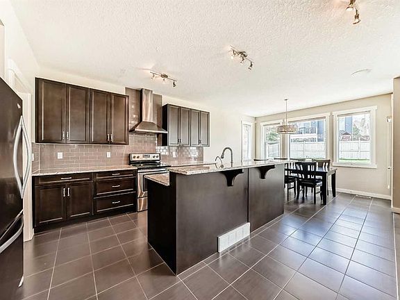5th image of 210 E Stonemere Grn