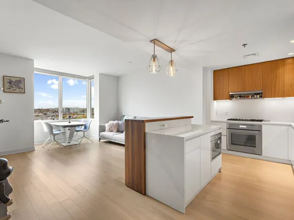 1000 Maxwell Lane image 1 of 32