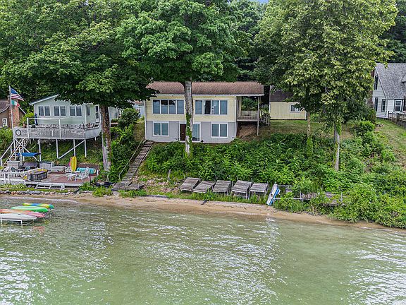 3rd image of 61708 Lake View Dr