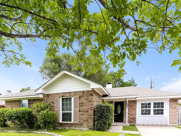 704 Brookhaven Dr — Photo 3