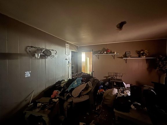 2nd image of 1865 Owens Ave