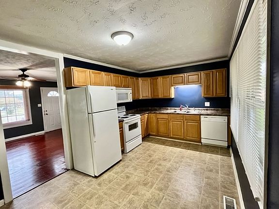 5th image of 34 Berkshire Dr
