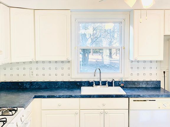4th image of 1016 Edgebrook Dr E