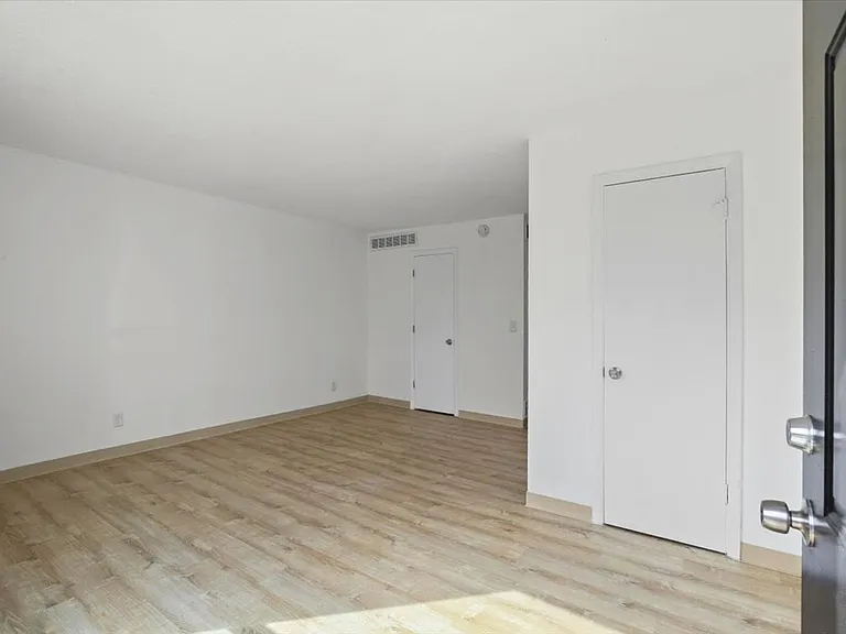 1903 Peach St — Photo 11