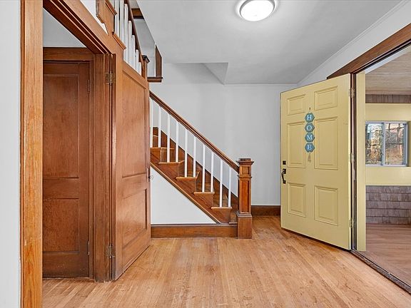 4th image of 55 Louis St