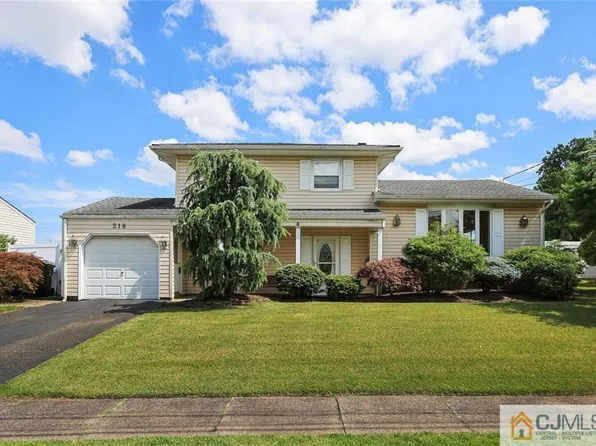 218 Winding Rd, Iselin, NJ 08830