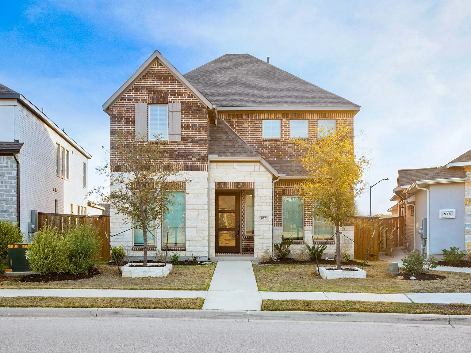4 bed, 2.5 bath, 2350 sqft, $2,400 — Photo 3