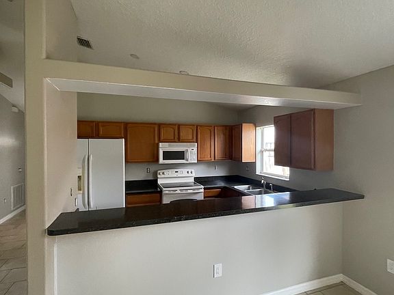 4th image of 817 Angela Ave