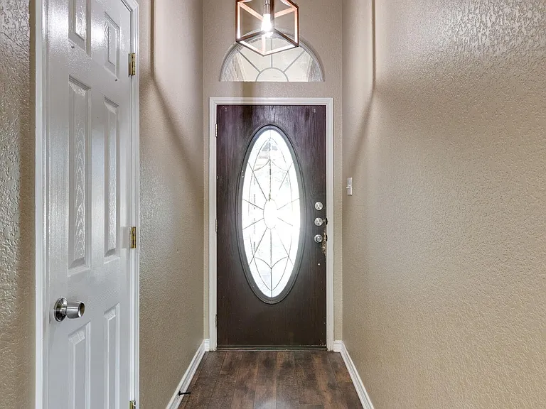 7704 Chandler Ct — Photo 5