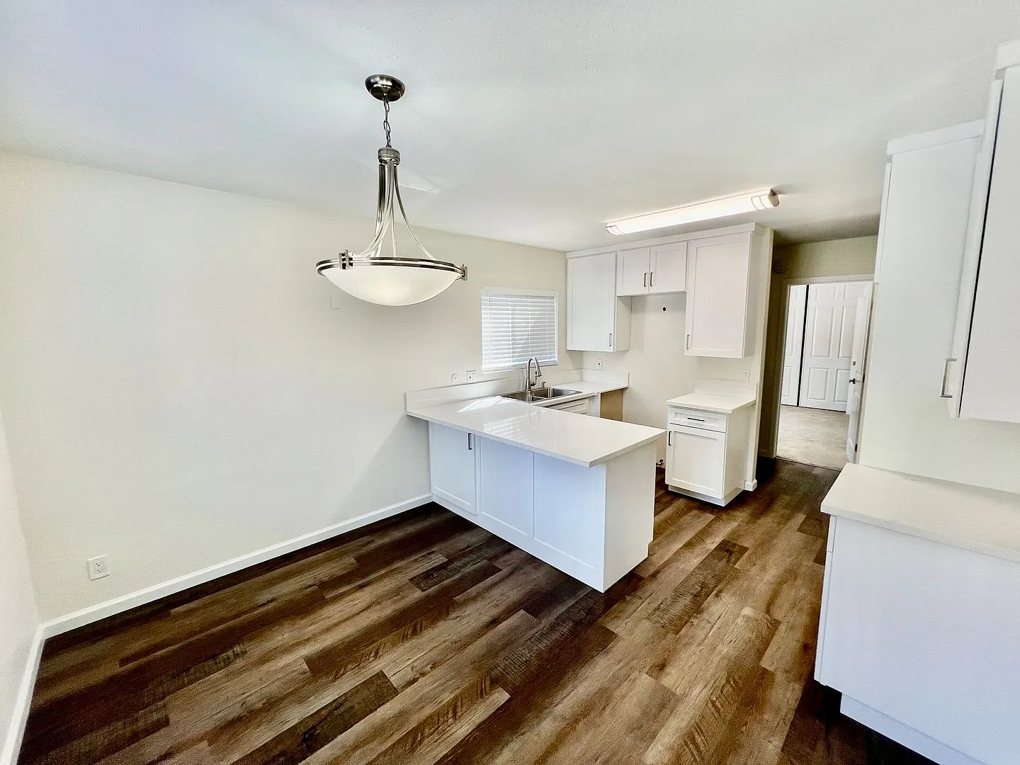 Beautifully remodeled 2 bedroom, 1.5 bathroom condo! — Photo 3