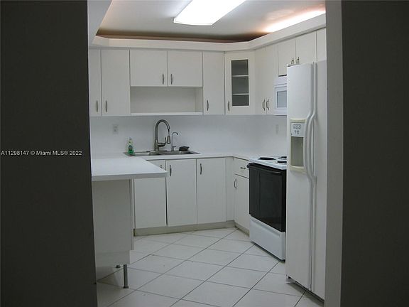 4th image of 1621 Collins Ave APT 311