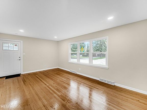 4th image of 7637 Montana Ave
