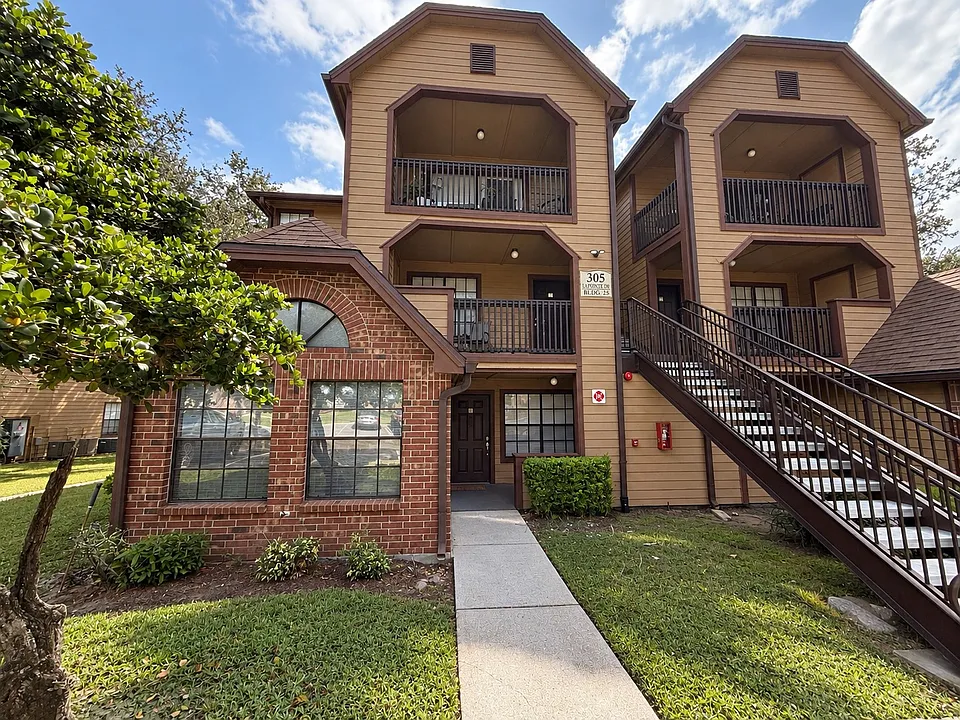 305 Lakepointe Dr #1-101