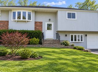 22 Sunburst Dr, Deer Park, NY 11729