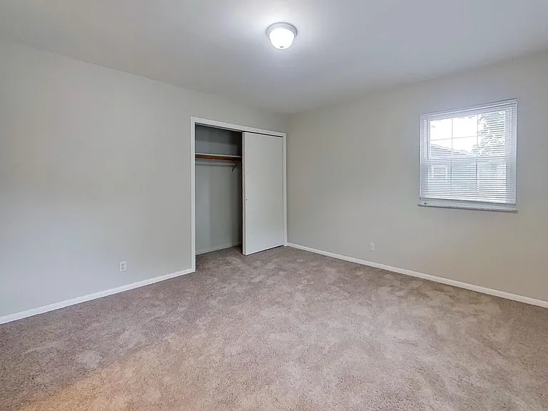 8027 N Richardt Ave — Photo 13
