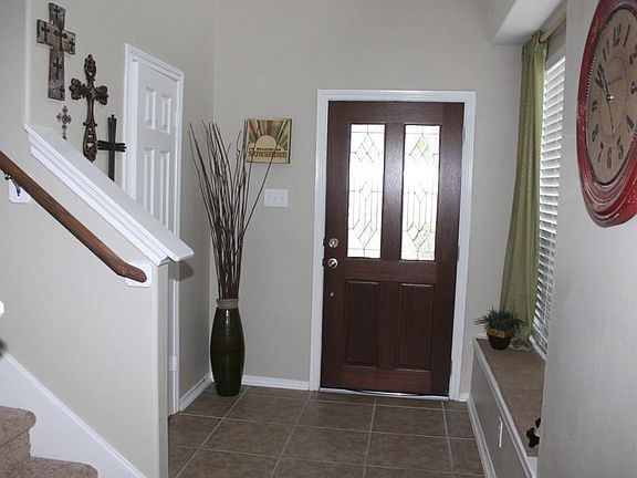 Light & bright 2-story Entry w/inviting window seat