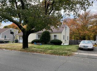 415 Hooker Rd, Bridgeport, CT 06610