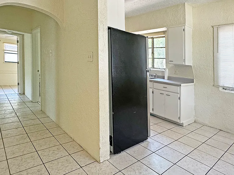 1005 Plaza St — Photo 3