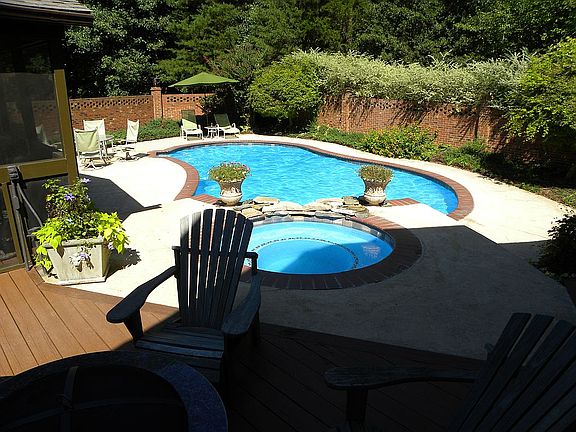 deck,spa,pool  fenced in
