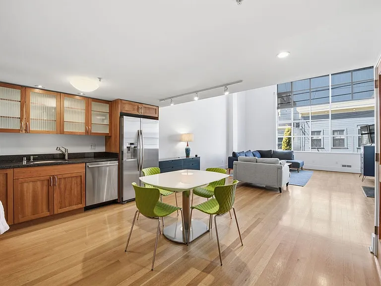 520 6th St #9 — Photo 8